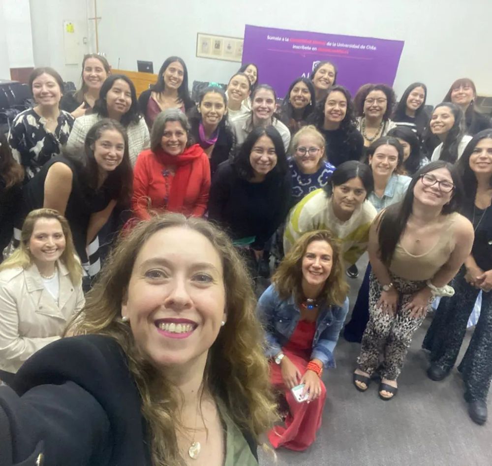 Mouat realizó el taller “Conectando mi propósito personal y profesional” en la Casa Centra de la Universidad de Chile, cuyo propósito era que las asistentes conocieran aquello que las motiva a realizar acciones (o dejar de hacerlas) para alcanzar su bienestar. 