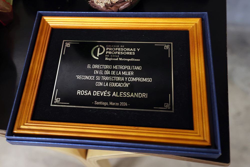 El reconocimiento que recibió la Rectora Devés consiste en una orquídea, un regalo y un galvano. Anteriormente ha sido otorgado a figuras como Elisa Loncón, Mónica Echeverría y a Beatriz Sánchez.