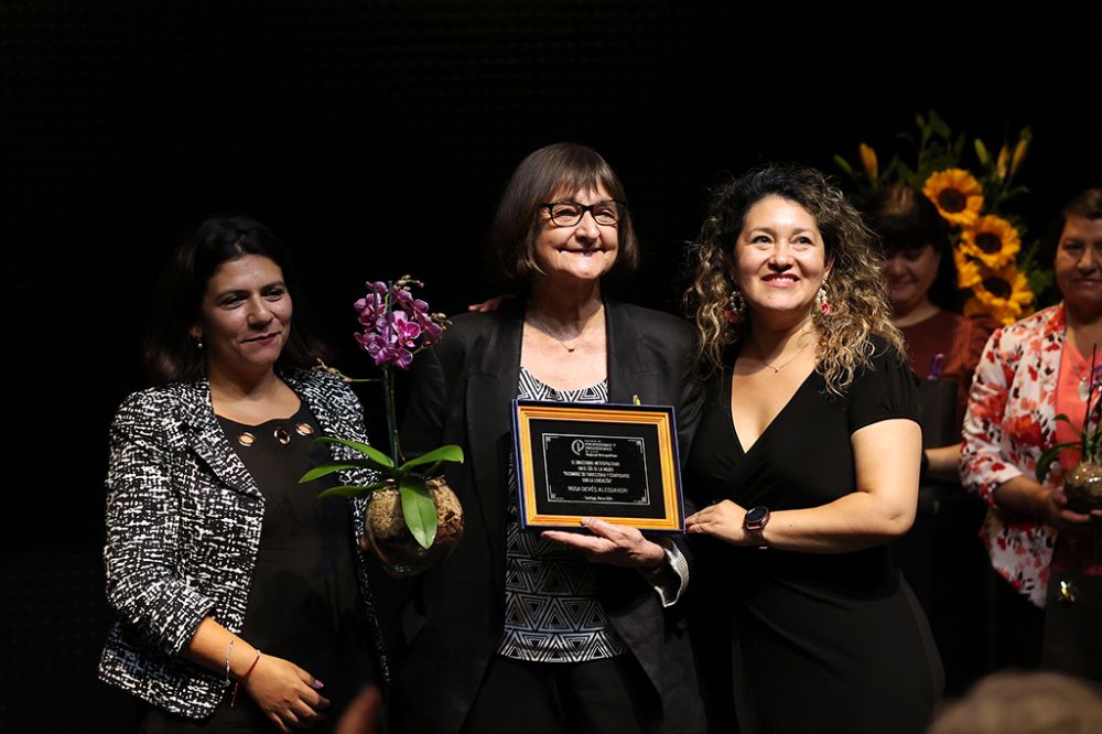 El organismo entregó un homenaje a una mujer destacada en el campo educacional, que en este 2024 recibió la Rectora Devés.