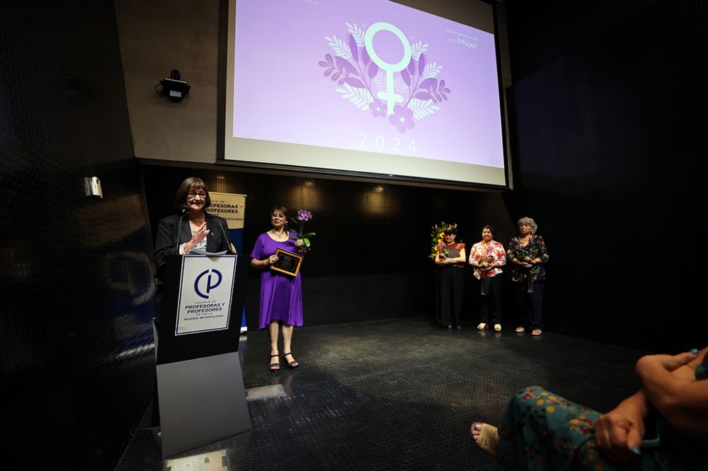  “Hoy, yo soy mucho más educadora que científica, y eso es mucho más importante para lo que hago. Es más importante, porque se requiere pensar en cómo educamos a los y las jóvenes para el futuro", dijo la Rectora.