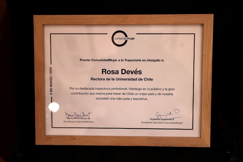 “Su llegada a la rectoría de la Universidad de Chile ha transmitido un potente mensaje para las generaciones que vienen: hay menos espacios vedados para ejercer liderazgo en la academia y en otros ámbitos de poder” dijo en la ceremonia la periodista Paula Escobar al presentar a la Rectora. 