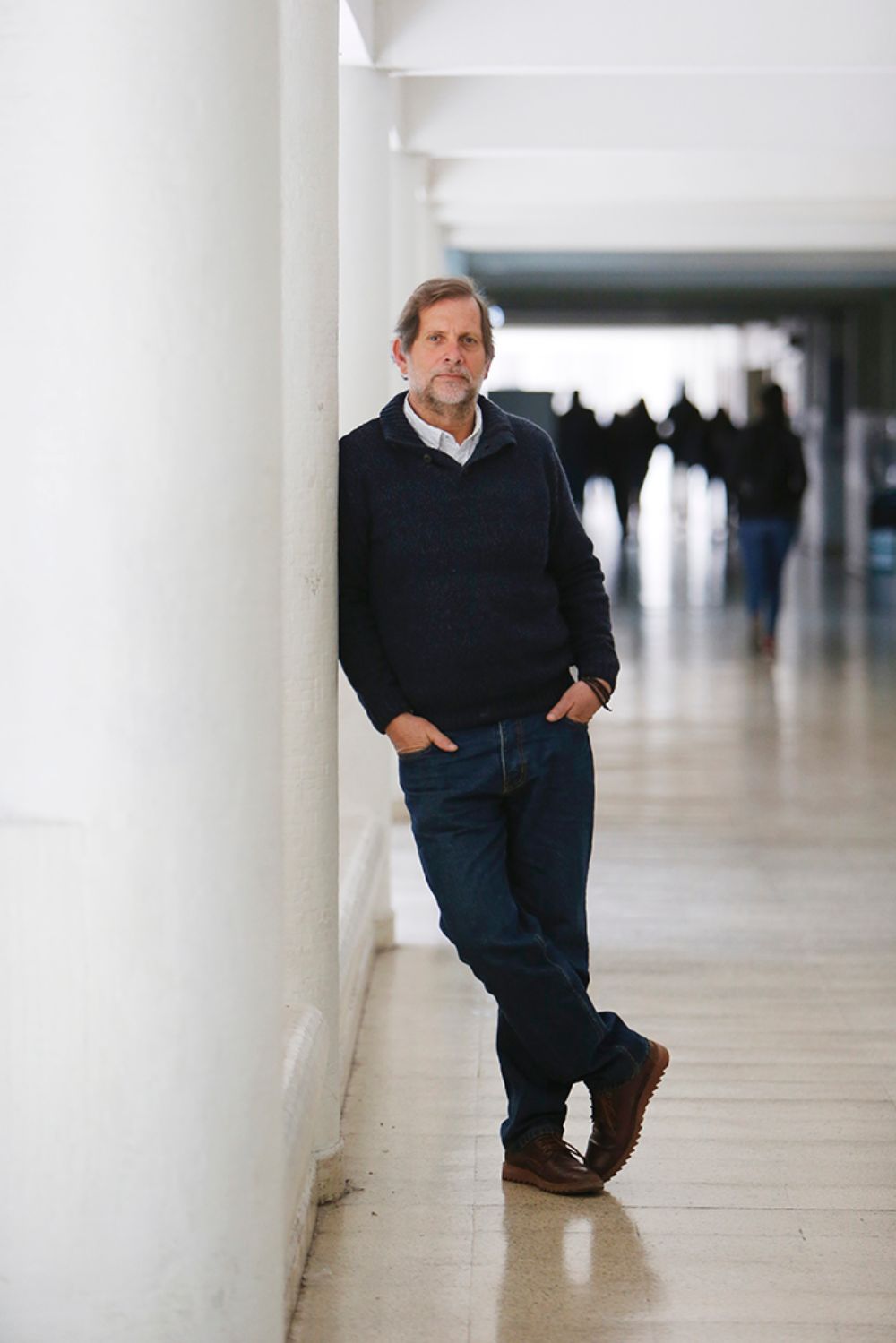 Pedro Maldonado posando en la facultad de medicina