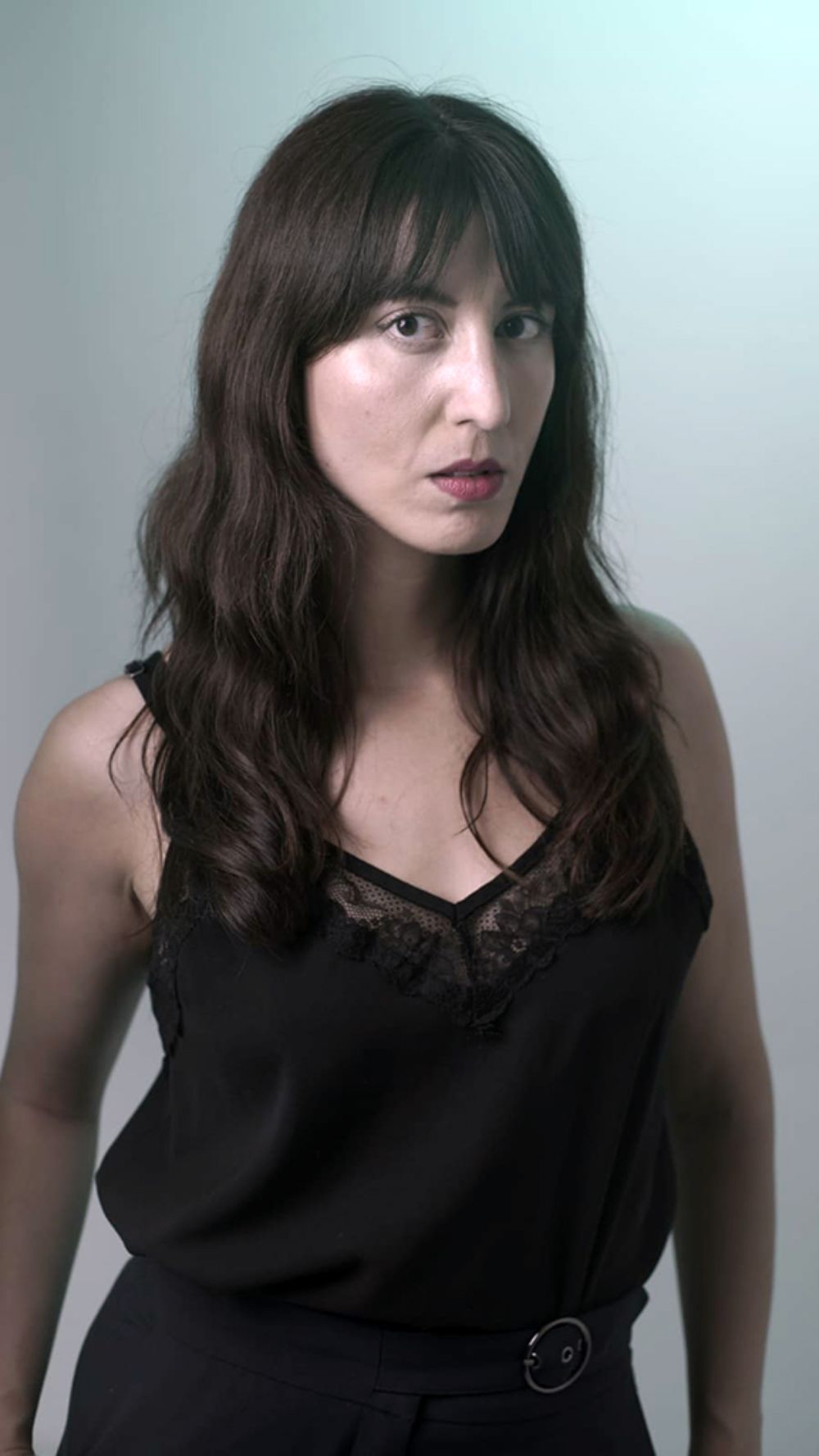 Valentina Vio en un fondo oscuro, que da miedo