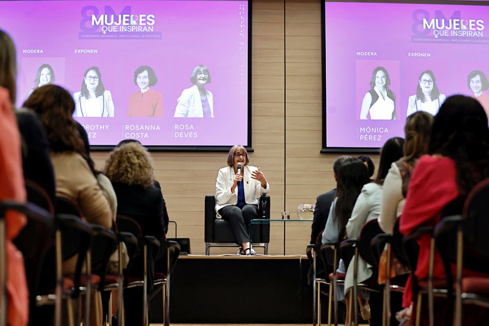 "La primera mujer académica de la Universidad de Chile fue Amanda Labarca en 1922, o sea, pasaron 100 años hasta el momento en que hubo una rectora mujer: nos demoramos un siglo”, apuntó la Rectora Devés.