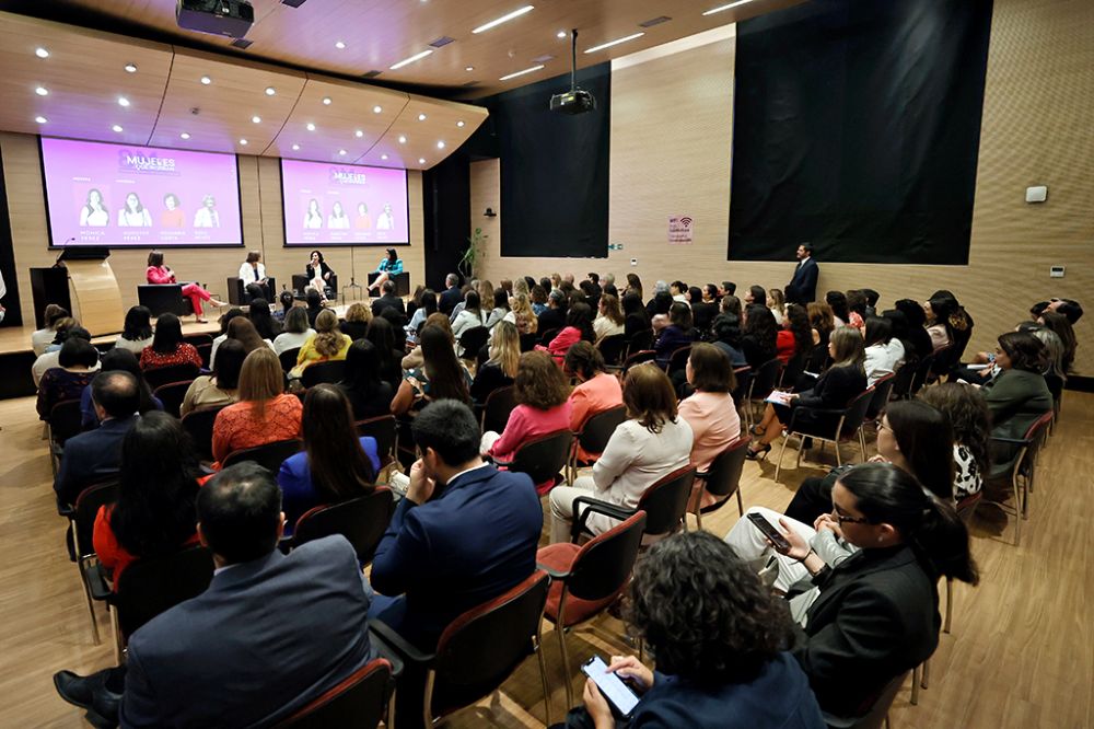 La Rectora Devés, la Contralora Dorothy Pérez y la presidenta del Banco Central, Rossana Costa, se reunieron para participar del conversatorio “Mujeres que inspiran: superando barreras, impulsando la historia”
