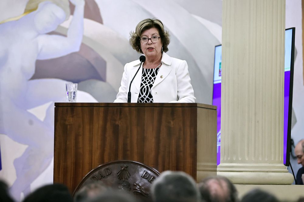 Antes de recibir el reconocimiento, el Dr. Genzel fue presentado por la Profesora Titular del Departamento de Astronomía de la Universidad de Chile y Premio Nacional de Ciencias Exactas 2021, Mónica Rubio.