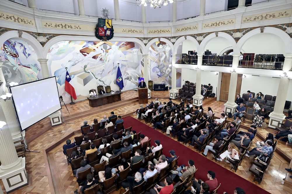 La ceremonia se realizó en el Salón de Honor de la Casa Central, con asistencia de autoridades universitarias, académicas y académicos, estudiantes y público general.