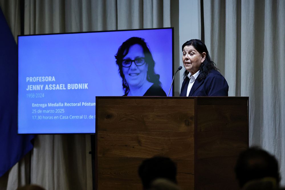 La decana Teresa Matus destacó que la profesora Assael “no solo nos deja un cúmulo de experiencias personales, sino también la inspiración de impulsarnos a pensar fuera de la caja".