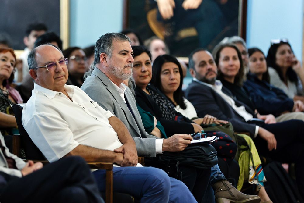 La ceremonia contó con una gran asistencia de colegas, académicas y académicos, funcionarios y estudiantes. 