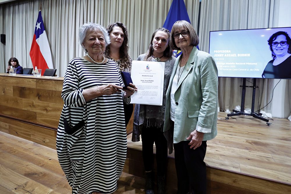 Fueron sus hijas Natalia y Catalina Feliu Assael quienes recibieron la medalla otorgada a la profesora, recordada como una de las maestras de la etnografía educacional.