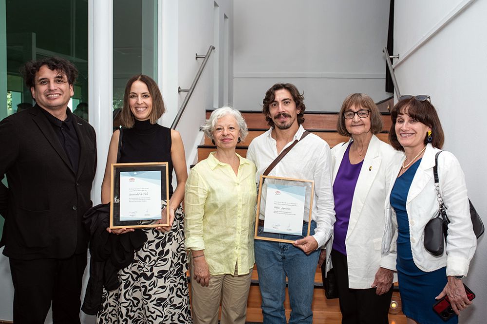 El director del MAC, Daniel Cruz; la directora del CEAC, Dominique Thomann; los ganadores a "mejor intérprete" de Danza, Nury Gutés y Fabián Leguizamón; la Rectora Rosa Devés y Cecilia Reyes, coordinadora general del CEAC.