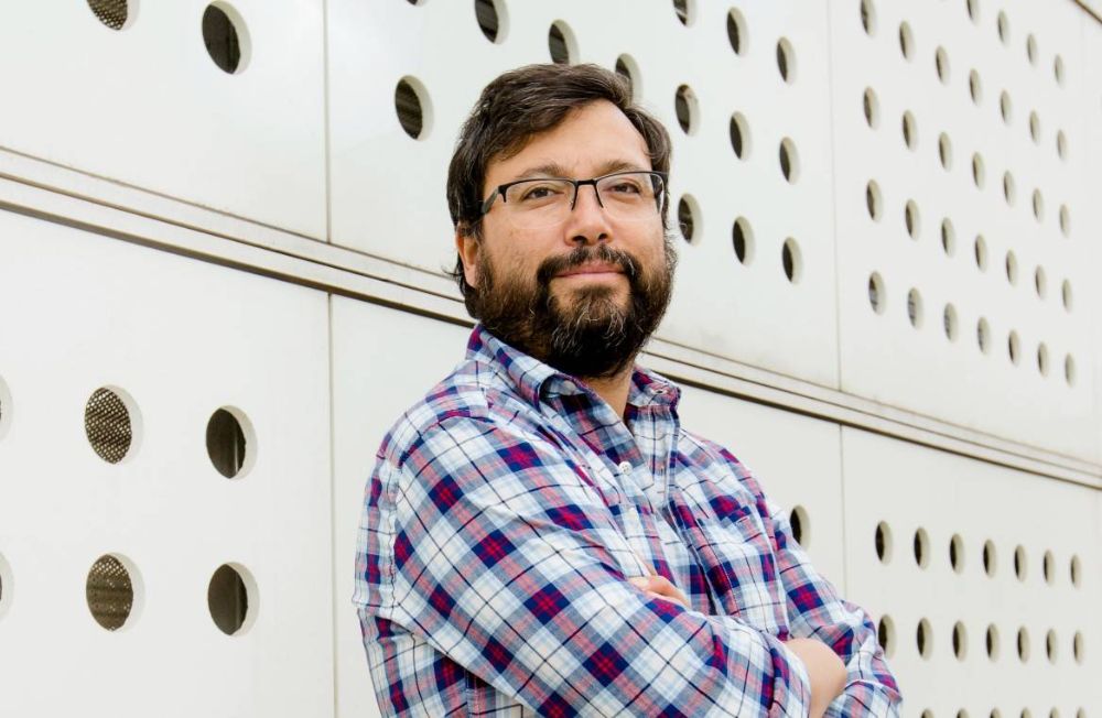 Marcos Díaz Quezada es Doctor en Ingeniería Eléctrica por la Universidad de Boston, EE.UU. Actualmente es académico del Departamento de Ingeniería Civil Eléctrica (DIE) de la Facultad de Ciencias Físicas y Matemáticas de la Universidad de Chile (FCFM).