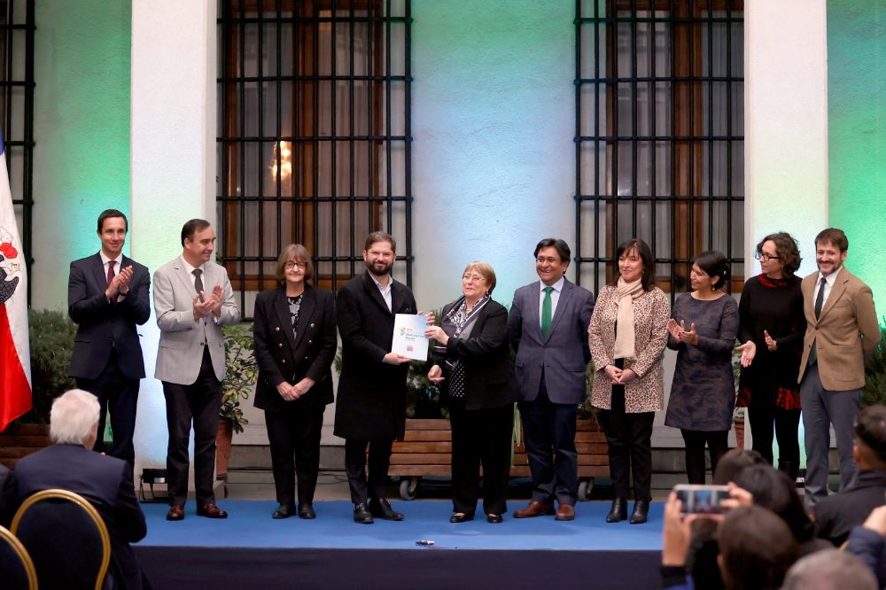 El Comité Estratégico de Hidrógeno Verde (H2V) 2023-2030 presentó el Plan de Acción al Presidente de la República, Gabriel Boric. El texto presentado al Presidente Boric contempla 81 medidas, distribuidas en 18 líneas de trabajo, las que serán implementadas en dos etapas.