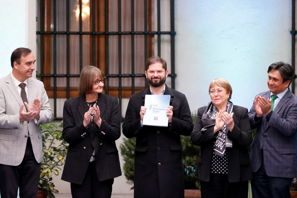 "Como Universidad de Chile, agradecemos especialmente a los equipos del Ministerio de Energía y, por cierto, a cada miembro del Comité Estratégico. Por nuestra parte, contribuimos desde nuestro rol público en este plan, aportando a una propuesta que considera la sustentabilidad en la transformación energética", destacó la Rectora Devés.