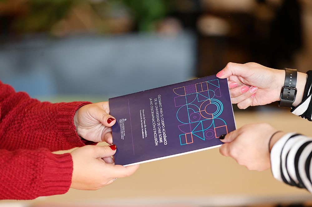 El Glosario para el Cuerpo Académico de la Universidad de Chile sobre la no discriminación e inclusión, elaborado por la Dirección de Desarrollo Académico, fue entregado a las y los nuevos docentes del plantel como parte de la inauguración del año académico 2024.