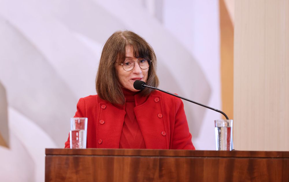 En el Salón de Honor de la Casa Central, la Rectora (s), Alejandra Mizala, encabezó la inauguración del simposio, en donde aseguró que “la Universidad de Chile ha asumido un compromiso decidido con la sustentabilidad en un sentido amplio, donde la protección del medioambiente se encuentra con la preocupación por la igualdad social y el fortalecimiento de la democracia". 