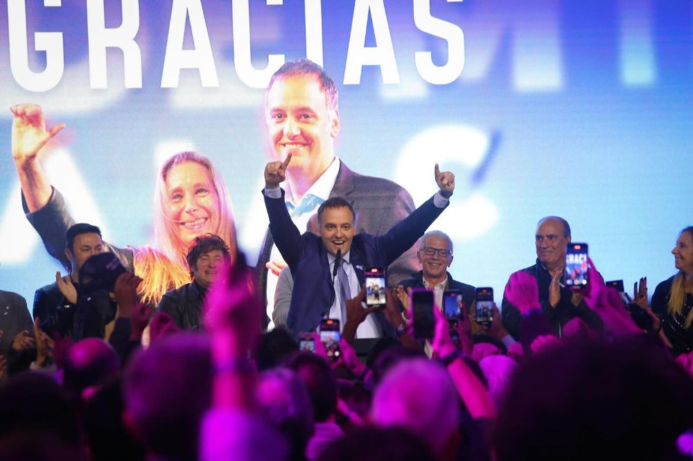 Manuel Adorni, vocero presidencial y candidato de La Libertad Avanza, partido del presidente Javier Milei, se impuso como el más votado con un 30 por ciento.