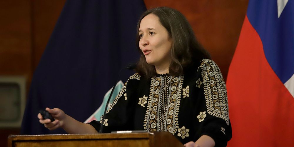 La directora del Departamento de Ciencias Sociales de la Universidad de San Andrés en Argentina presentó la charla "La Pátina de la Desconfianza: Qué hace la gente con la Desinformación" en la Facultad de Comunicación e Imagen de la Universidad de Chile.