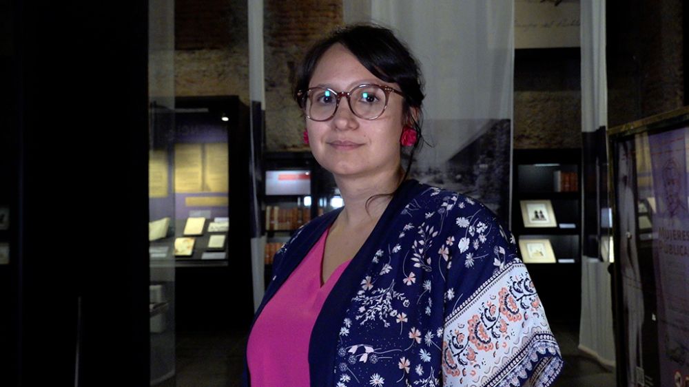 “En Chile la mayor parte de los medios terminan cayendo en la tiranía del algoritmo, lo que nos lleva a tener un periodismo con menor profundización de los temas que conectan con los valores democráticos", señala Mirna Schindler periodista egresada de la Uchile.