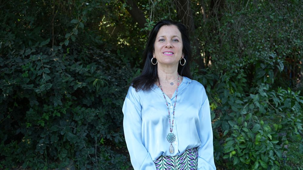 “En Chile la mayor parte de los medios terminan cayendo en la tiranía del algoritmo, lo que nos lleva a tener un periodismo con menor profundización de los temas que conectan con los valores democráticos", señala Mirna Schindler periodista egresada de la Uchile.