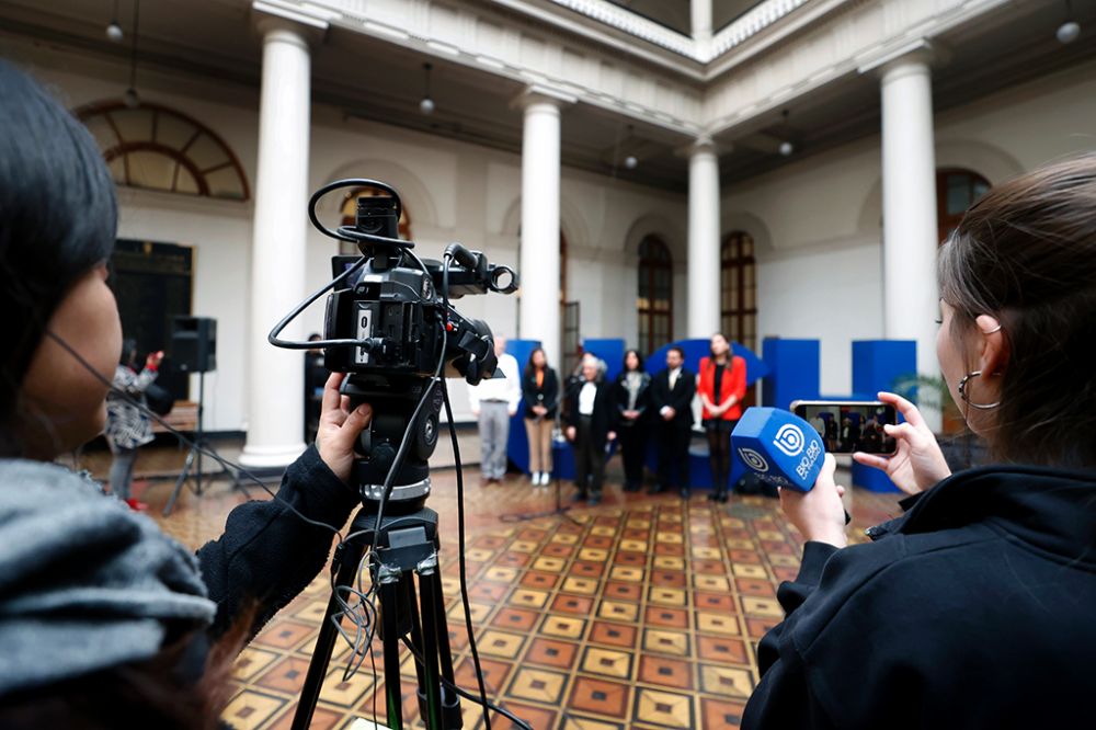 Consagrado en el artículo 19 de la Declaración Universal de Derechos Humanos, el derecho a la libertad de expresión es un requisito previo y considerado “la fuerza impulsora” para el disfrute de todos los derechos humanos.