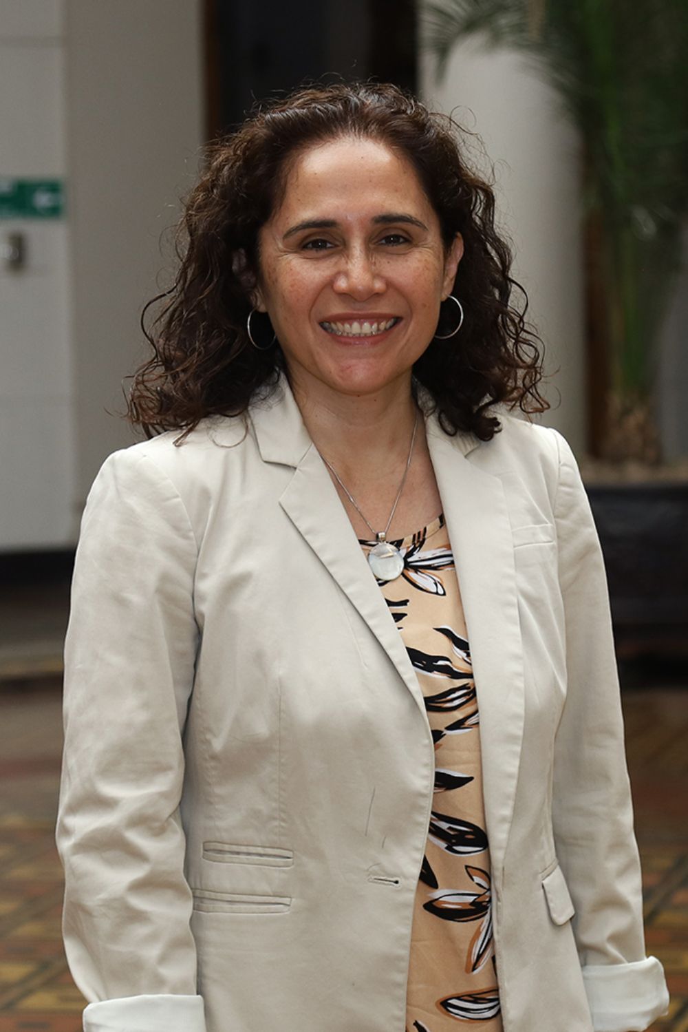 Para la académica de la Facultad de Gobierno Uchile, Olga Espinoza, "la política de castigo -como fórmula principal de política pública- en principio se vende como una alternativa dura, severa, que muestra firmeza pero extremadamente costosa".