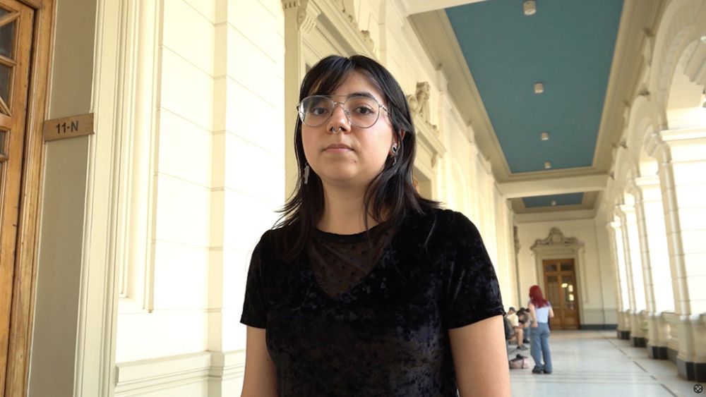 Isabella Castillo, Magíster en Criminología y Gestión de la Seguridad Ciudadana Uchile y Directora de Proyecto Reinserción, ha visto de cerca las condiciones en las que viven presos y presas caracterizadas por el hacinamiento y la falta de servicios básicos.