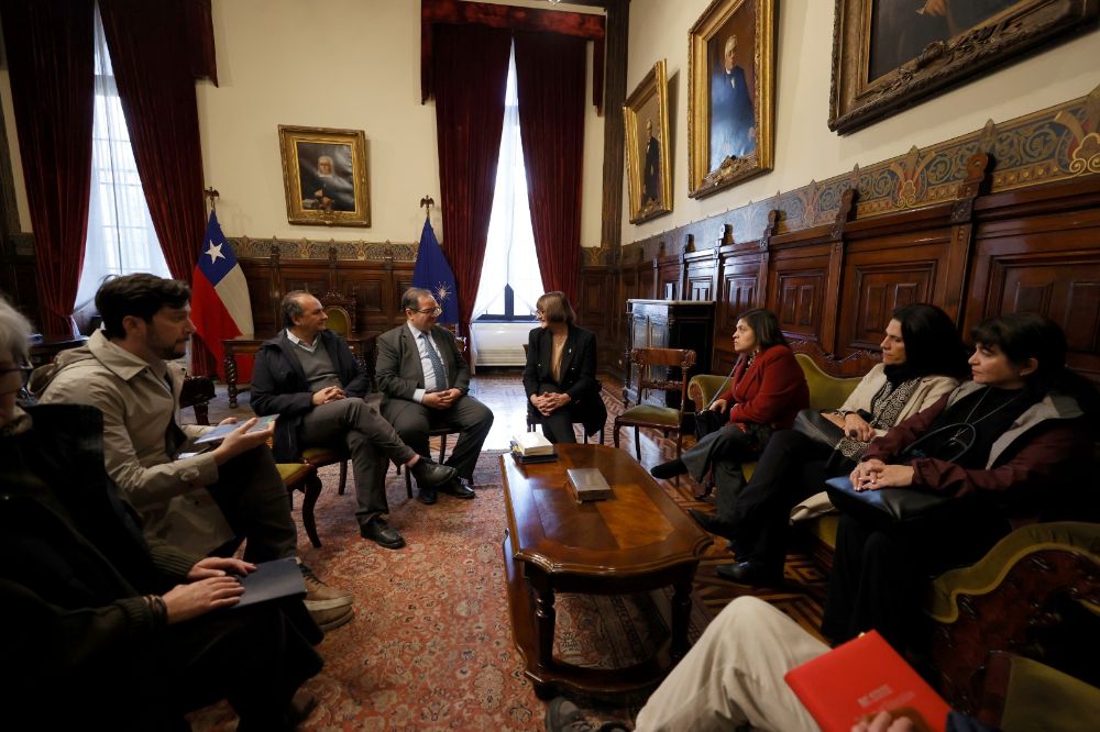 En la reunión proyectaron líneas de trabajo conjunto y abordaron la venidera realización de la FILUNI en México, donde la U. de Chile será la invitada de honor.
