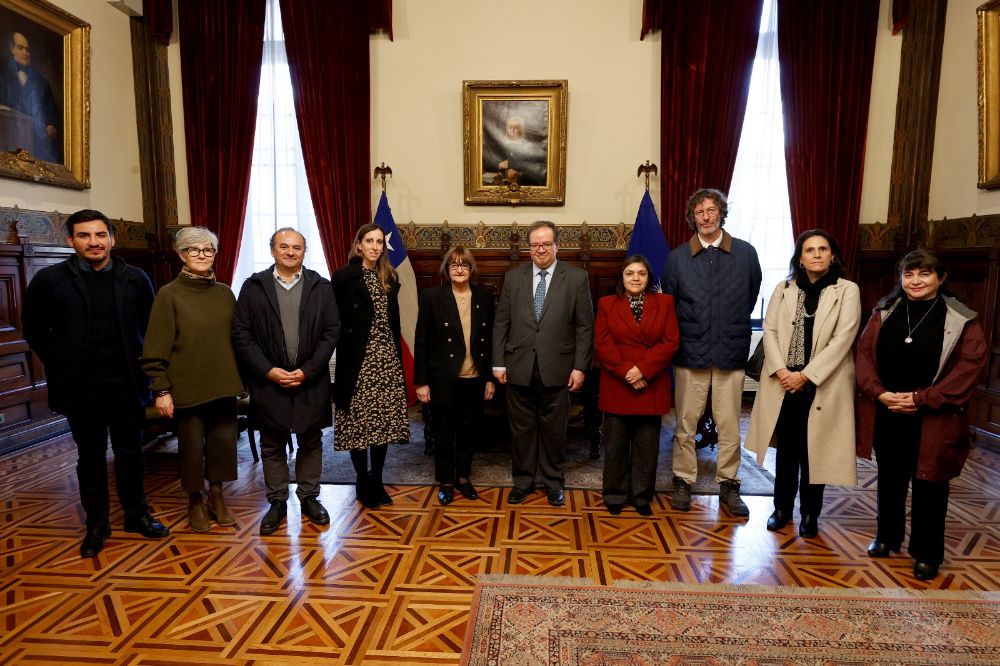 El profesor Leonardo Lomelí y la embajadora de México, Laura Moreno, se reunieron con la Rectora Devés y otras autoridades universitarias.