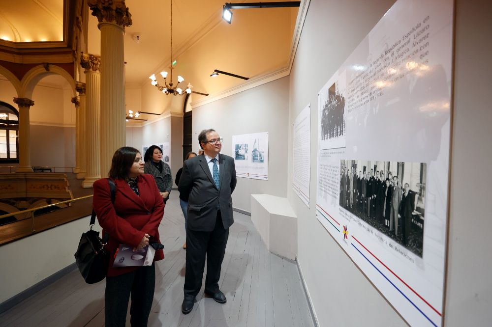 La embajadora Laura Rodríguez y el Rector Lomelí también conocieron la exposición que aborda la relación entre México y Chile en el Salón de Imaginarios.
