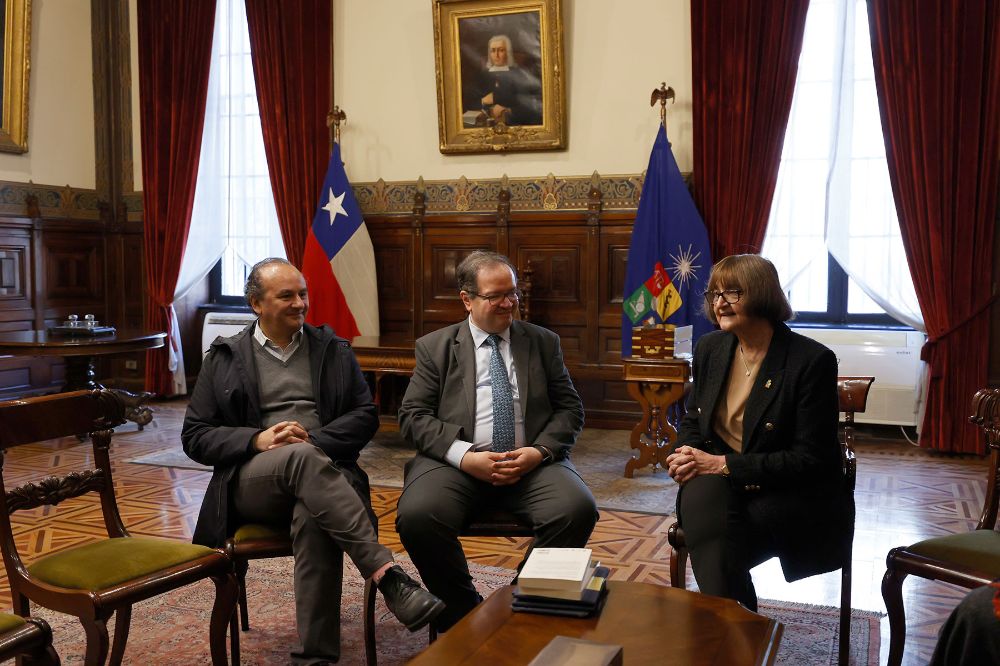"Tenemos una enorme admiración por la gran universidad que es la UNAM  y estamos firmemente comprometidos en fortalecer los lazos que nos unen", afirmó la Rectora Devés.