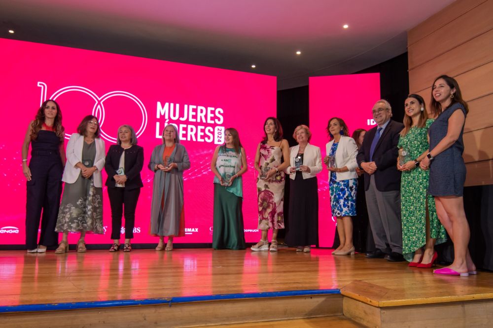 La lista incluyó, además, a 15 reconocidas egresadas y académicas de nuestro plantel, entre las que figuran distintas personalidades del mundo de la política, el servicio público, las ciencias, el empresariado, las artes y el derecho.