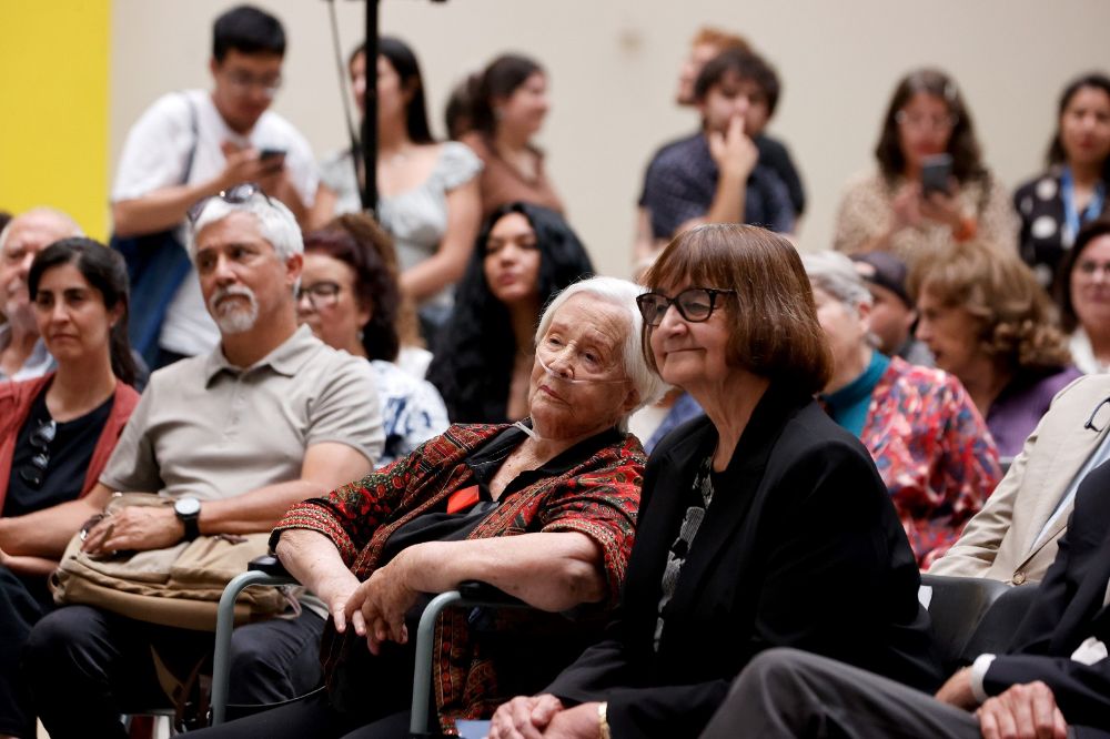 "Nos enseñó con inteligencia y creatividad que la verdad se puede y se debe llevar de frente siempre", destacó la Rectora Rosa Devés.  