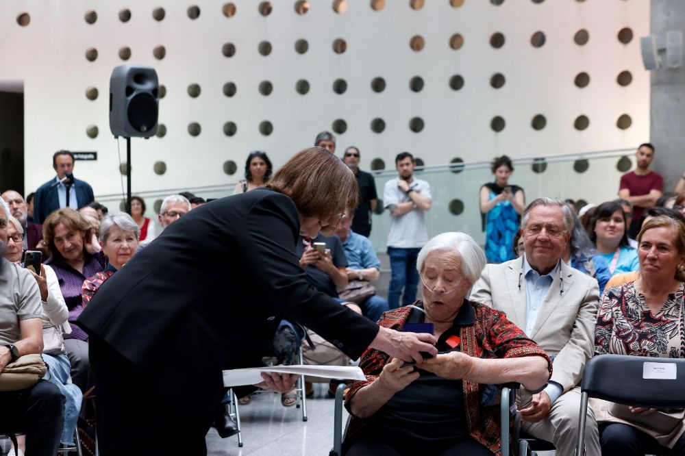 La actriz Delfina Guzmán recibió la Medalla al Mérito Cultural Profesor Pedro de la Barra de manos de la Rectora de la Casa de Bello, Rosa Devés.