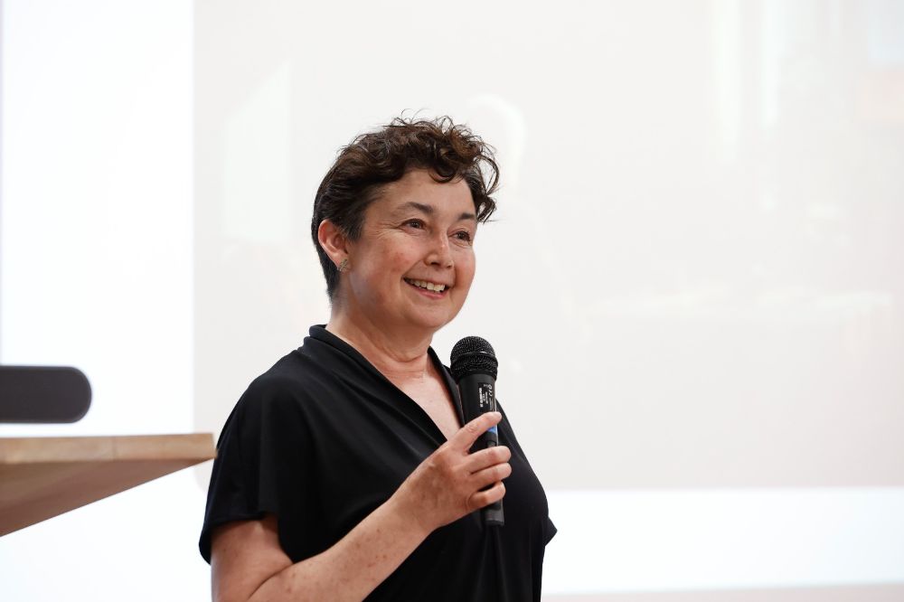 La actriz Paulina Urrutia fue parte del encuentro como presentadora de sus asistentes.