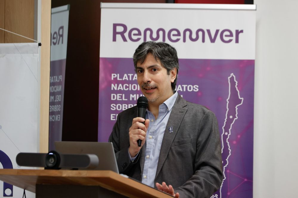 la Facultad de Medicina, el director de Investigación e Innovación, Leandro Carreño, destacó que este es un proyecto “multidisciplinario, lo cual es relevante porque evidencia el abordaje desde las ciencias básicas, de la biomedicina, la clínica, la ingeniería”. 