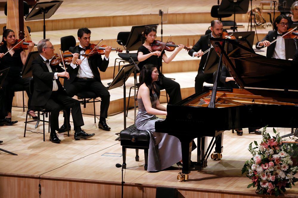 La Sinfónica se presentó junto a la pianista Bárbara Sanhueza, ganadora del Concurso de Solistas 2025 de la Orquesta Sinfónica Estudiantil y la Orquesta Sinfónica Nacional de Chile. 
