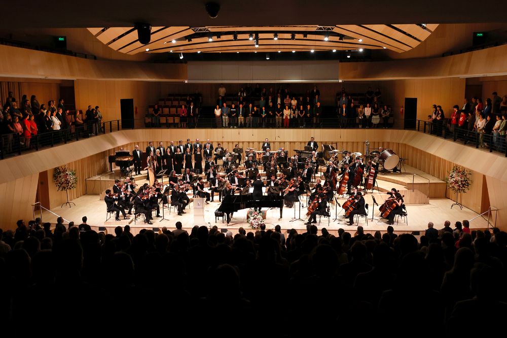 La Orquesta Sinfónica Nacional presentó un repertorio que integró elementos clásicos y una obra chilena, con la participación de destacados artistas nacionales.