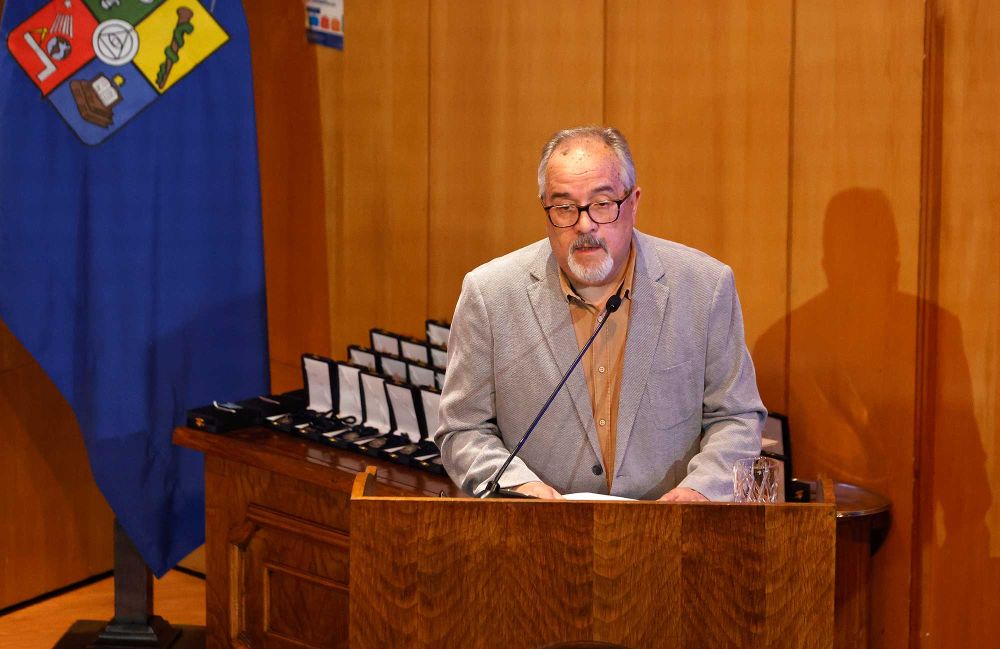 Ramón Díaz Eterovic fue el encargado de brindar uno de los discursos en la ceremonia de aniversario de la U. de Chile en representación de los Premios Nacionales 2025.