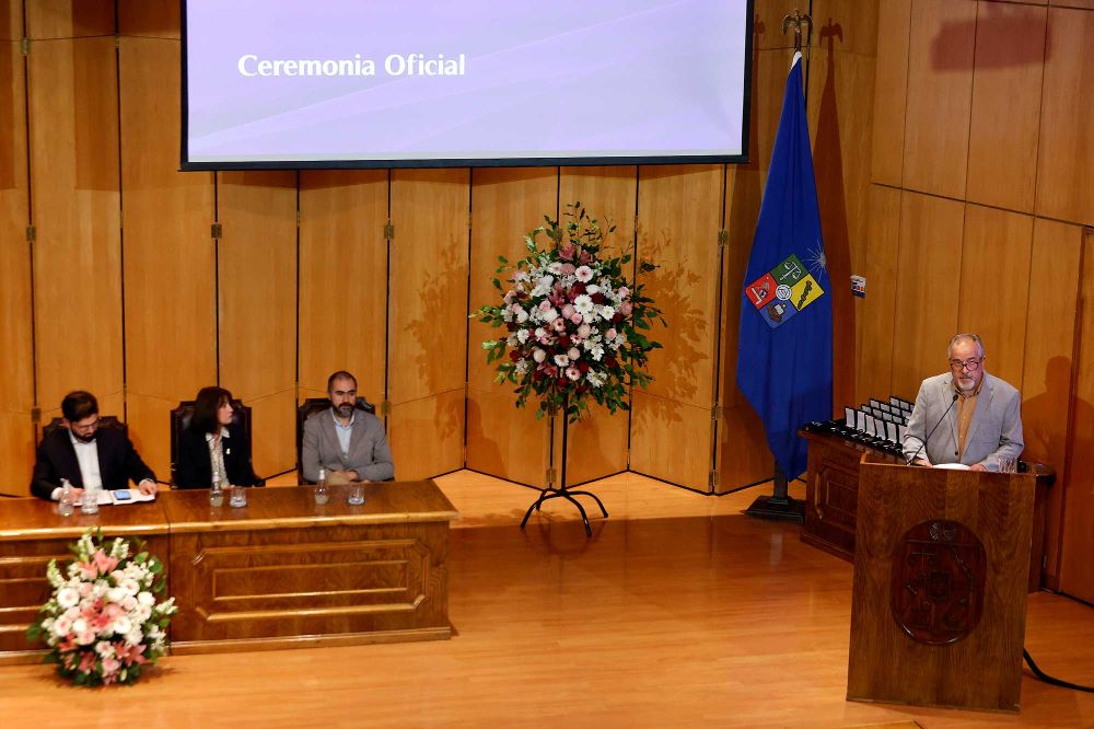 El escritor recibió también de manos de la Rectora Rosa Devés, la distinción “Medalla Rectoral” como Premio Nacional de Literatura 2025.