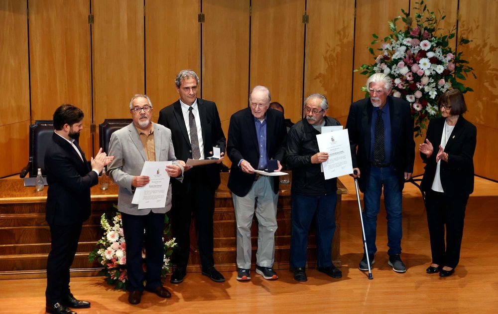 Díaz Eterovic manifestó: “Larga vida a nuestra Universidad y gracias por el reconocimiento que hoy nos entrega y que nos alegra". 