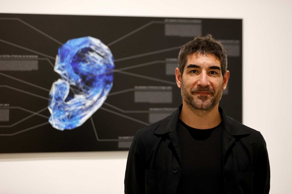 El artista español Solimán López nos invita a ver la Inteligencia Artificial y tecnología como un recurso natural, en su entrevista por Denisse Espinoza.