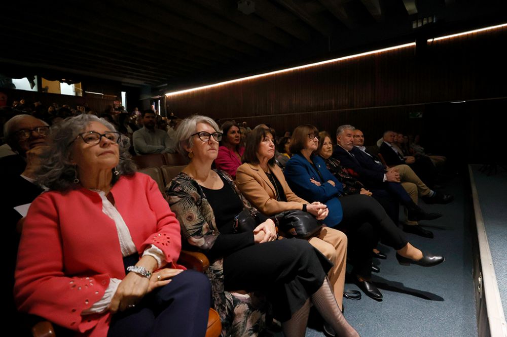 Dra. Cecilia Albala y la Rectora de la Universidad de Chile, Rosa Devés.