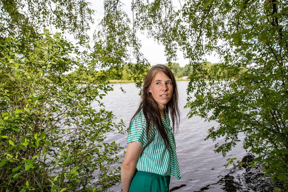 La artista neerlandesa Eva Meijer nos invita a pensar en las voces detrás del debate público, en la entrevista "La política del silencio", por José Núñez.