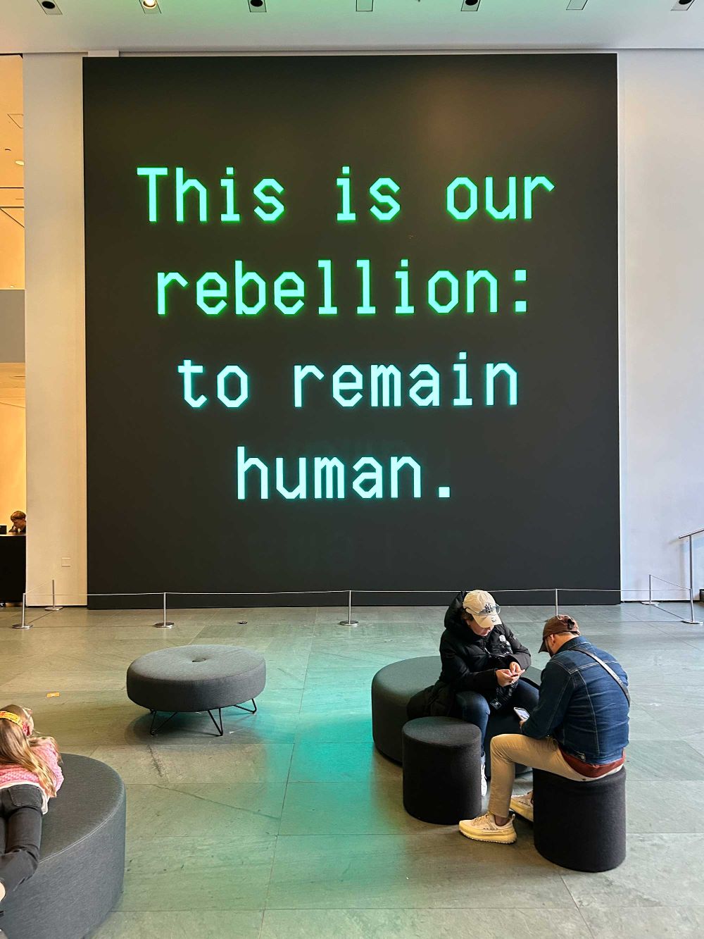 En su columna de opinión, Christian Viveros-Fauné, escritor y curador chileno reflexiona sobre las creaciones sin contexto hechas por IA y medios de masas tradicionales.