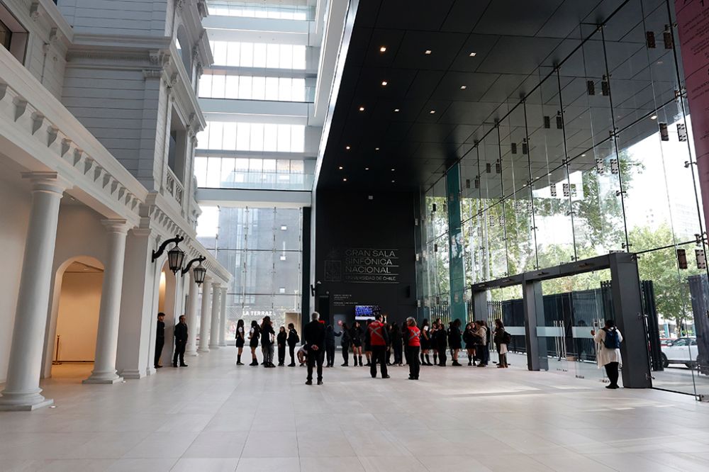 Los estudiantes conocieron la entrada de Vicuña Mackenna, donde pudieron observar la fachada de la antigua Facultad de Ciencias Químicas y Farmacéuticas.