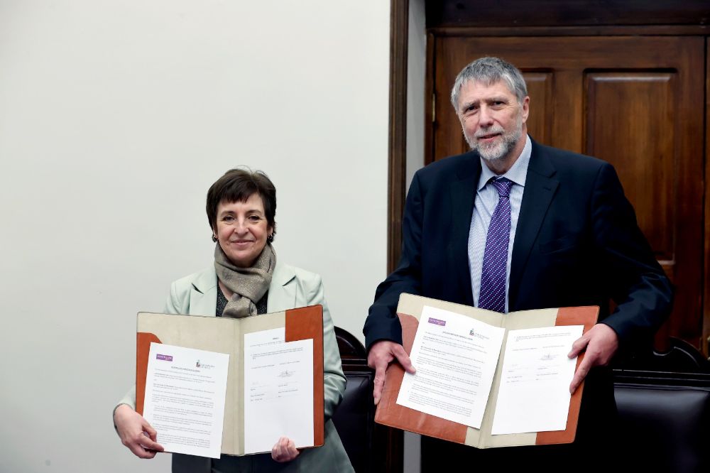 La directora de Relaciones Internacionales de la U. de Chile, Alicia Salomone, y el vicepresidente Internacional de la U. de Manchester, Stephen Flint.