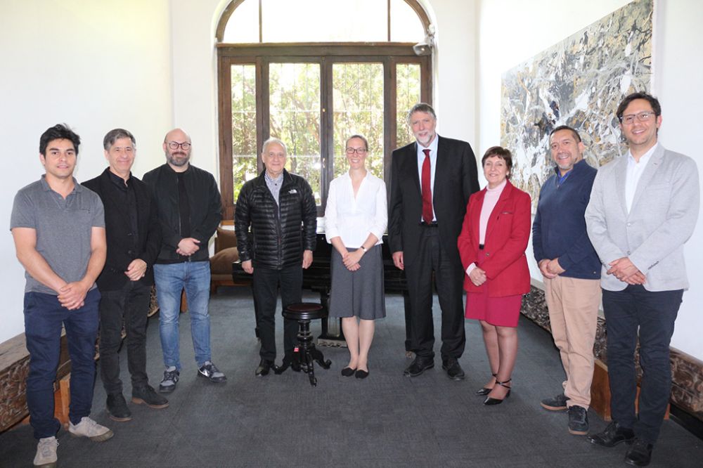 La delegación también visitó la FAU. La delegación junto con la Directora Alicia Salomone, el Decano Manuel Amaya, el Director de Relaciones Internacionales FAU, Daniel Opazo, y académicos de la Facultad.