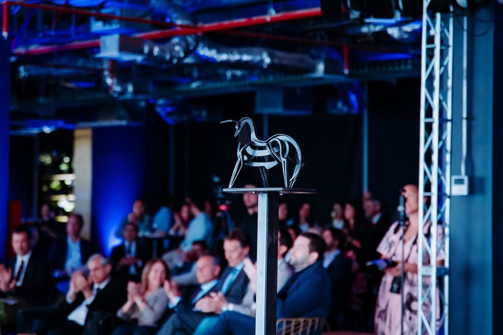 En la ceremonia, los ganadores recibieron el Toro de Fuerza TP, obra del escultor Francisco Gazitúa.