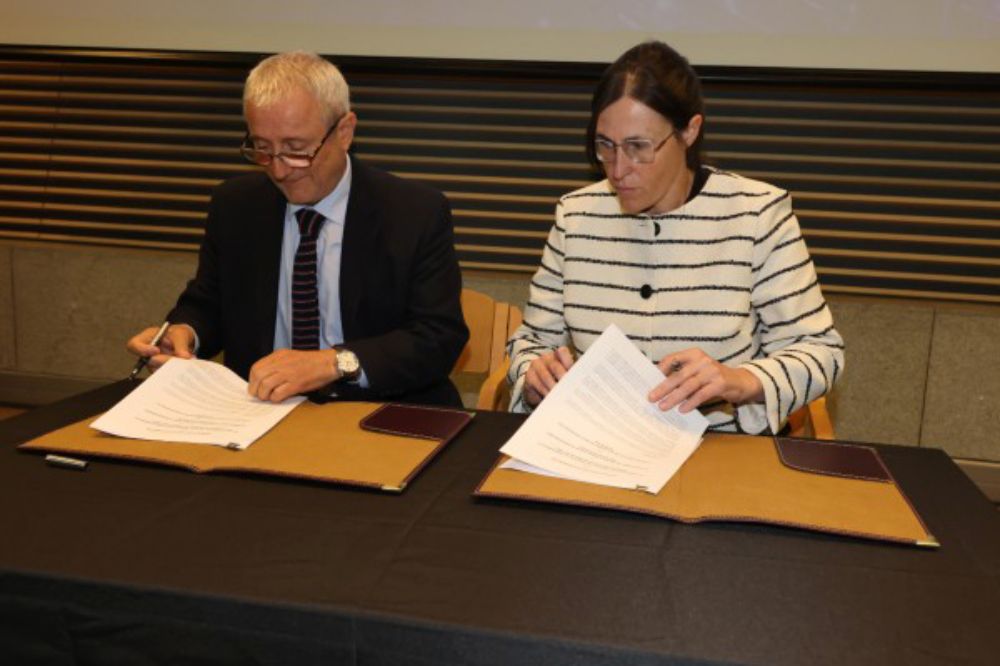 Firma del MoU por parte del ministro de Ciencia, Tecnología, Conocimiento e Innovación, Aldo Valle, y la embajadora de España, Laura Oroz.